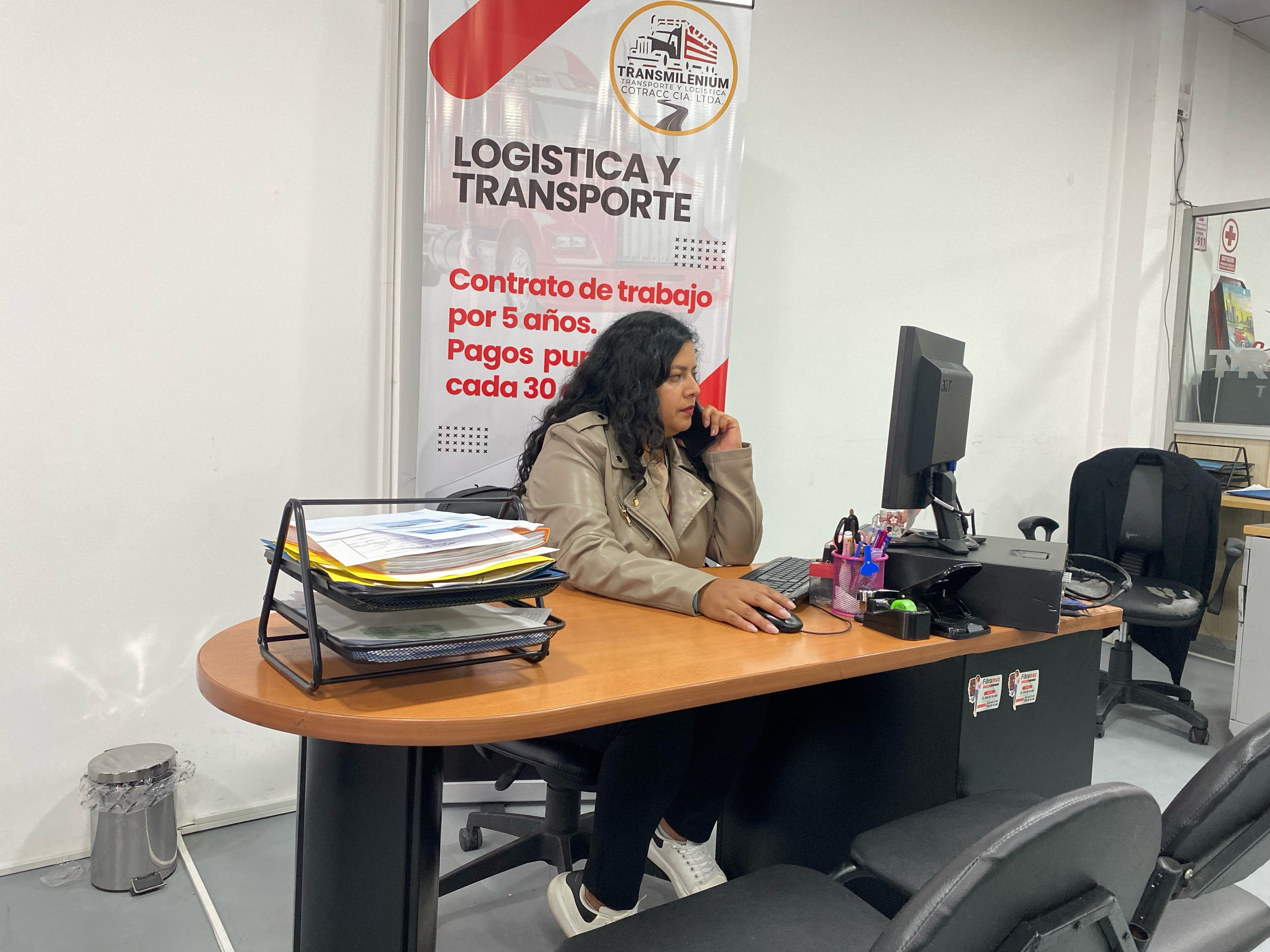 Equipo de Transmilenium coordinando la logística y transporte de carga.