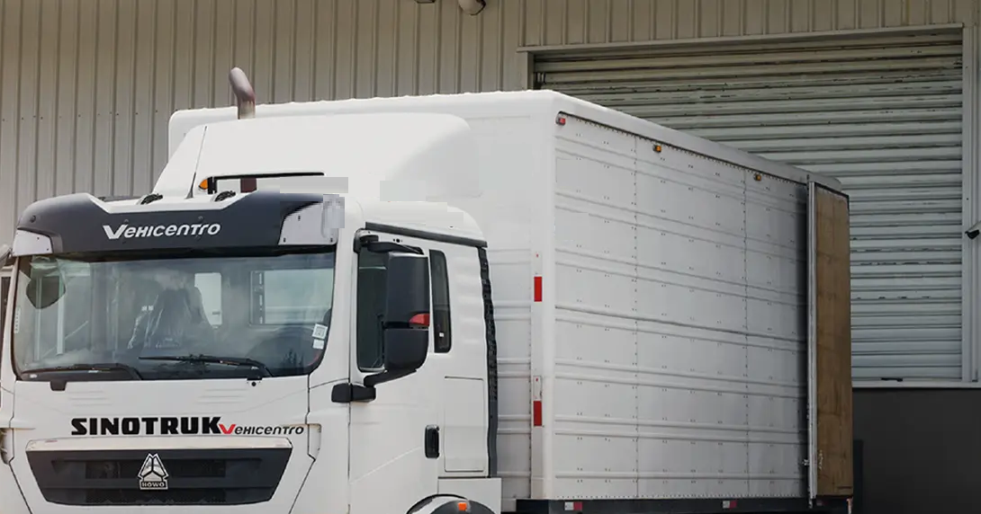 Camión de Transmasomo transportando carga por carretera en Ecuador